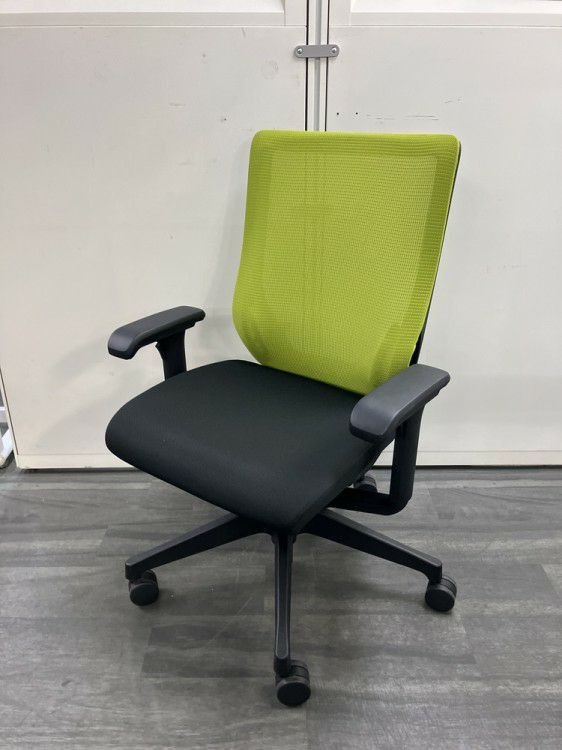 イトーキミレッザチェア 可動肘付ミレッザチェア 商品画像1