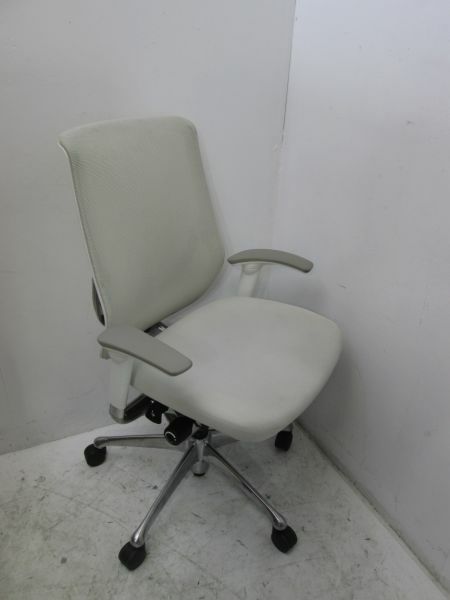 オカムラ肘付きゼファーチェア 商品画像2