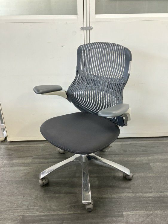 Knoll（ノール）Generation(ジェネレーション)チェア 可動肘付ジェネレーションチェア 商品画像1
