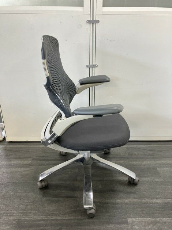 Knoll（ノール）Generation(ジェネレーション)チェア 可動肘付ジェネレーションチェア 商品画像5