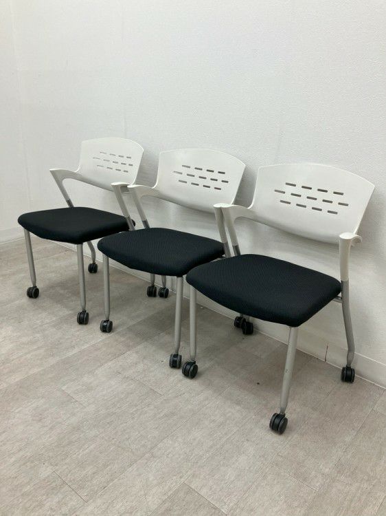 イトーキカクタスシリーズ スタッキングチェア3脚セット 商品画像1