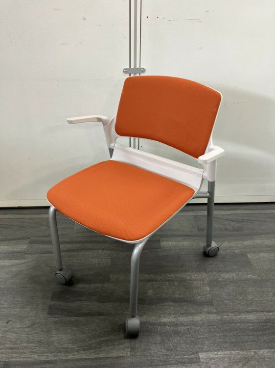 ウチダ（内田洋行）MF-180シリーズ スタッキングチェア 商品画像1