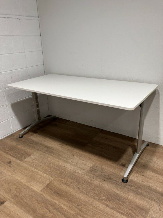 イトーキDEシリーズ ミーティングテーブル 商品画像1