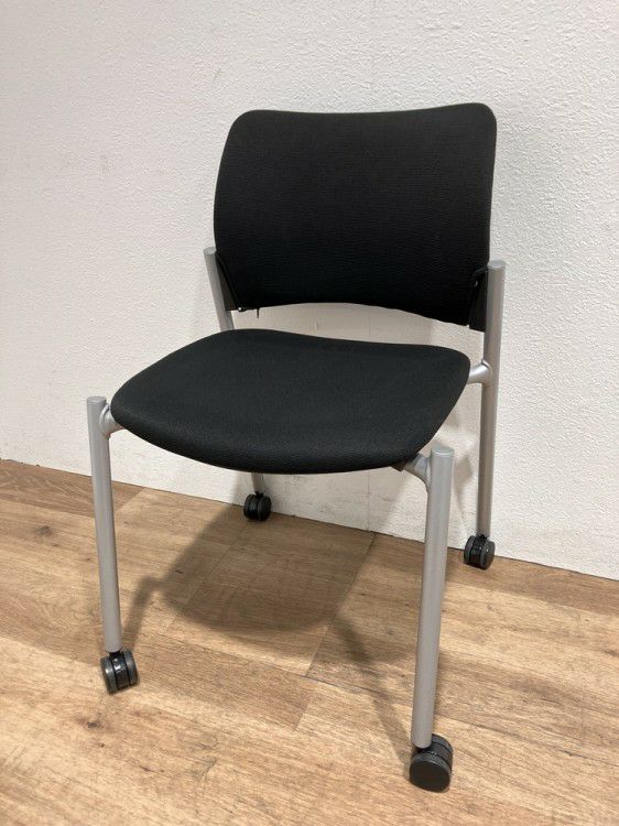 オカムラエレナⅡシリーズ スタッキングチェア 商品画像1