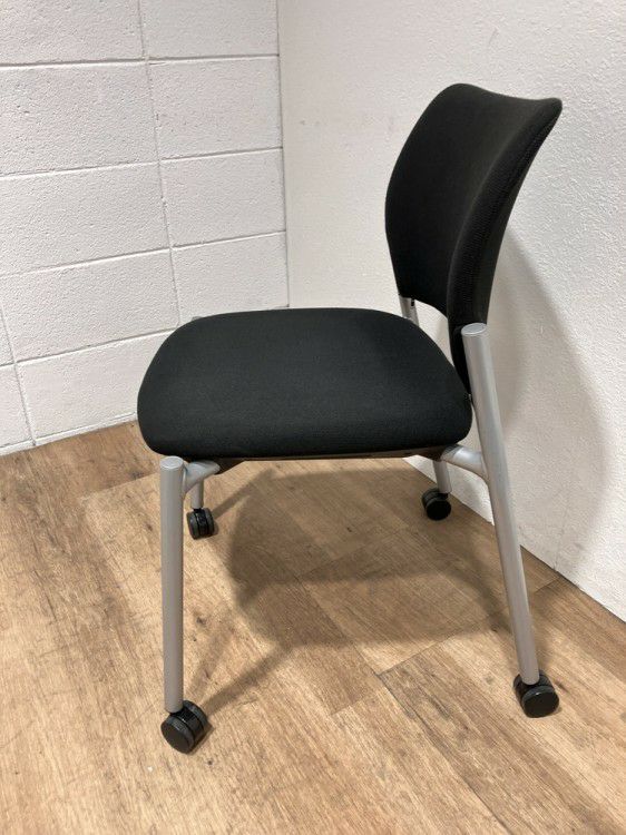 オカムラエレナⅡシリーズ スタッキングチェア 商品画像6