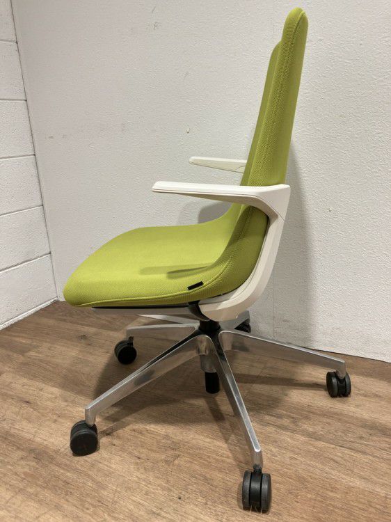 イトーキMOVUシリーズ 肘付モーブチェア 商品画像2