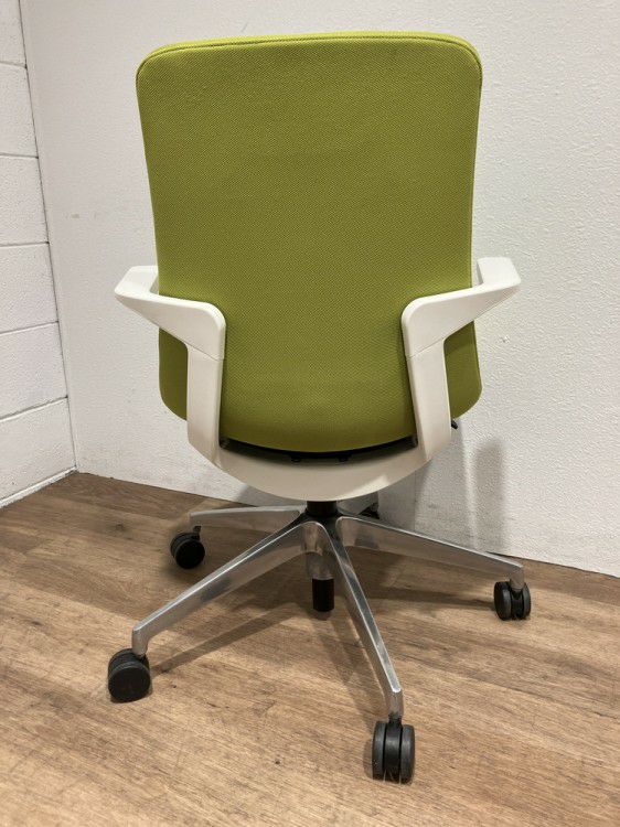 イトーキMOVUシリーズ 肘付モーブチェア 商品画像3