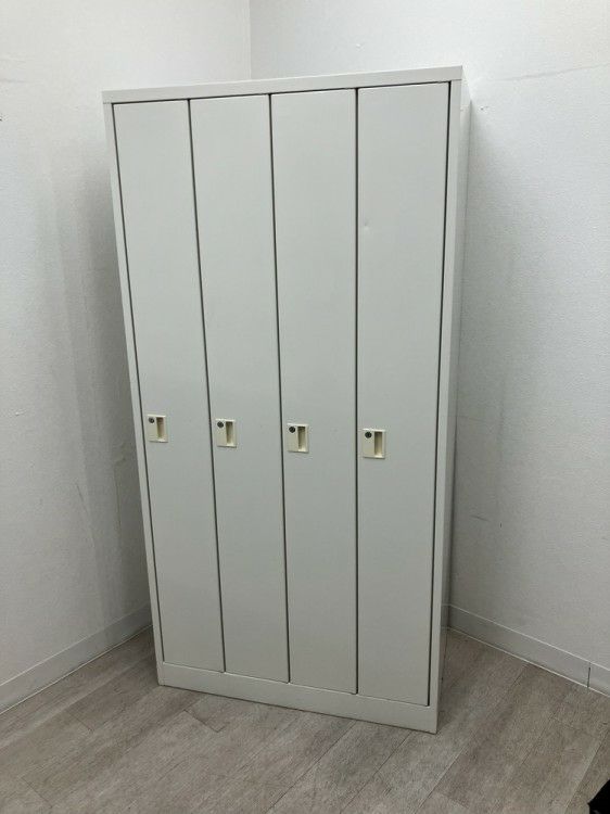 イトーキW型シリーズ 4人用ロッカー 商品画像1