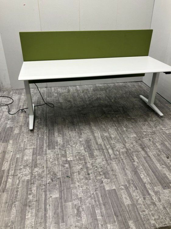 オカムラSwift(スイフト)シリーズ パネル付電動昇降式1750平デスク 商品画像1