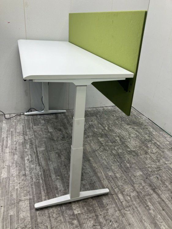 オカムラSwift(スイフト)シリーズ パネル付電動昇降式1750平デスク 商品画像3