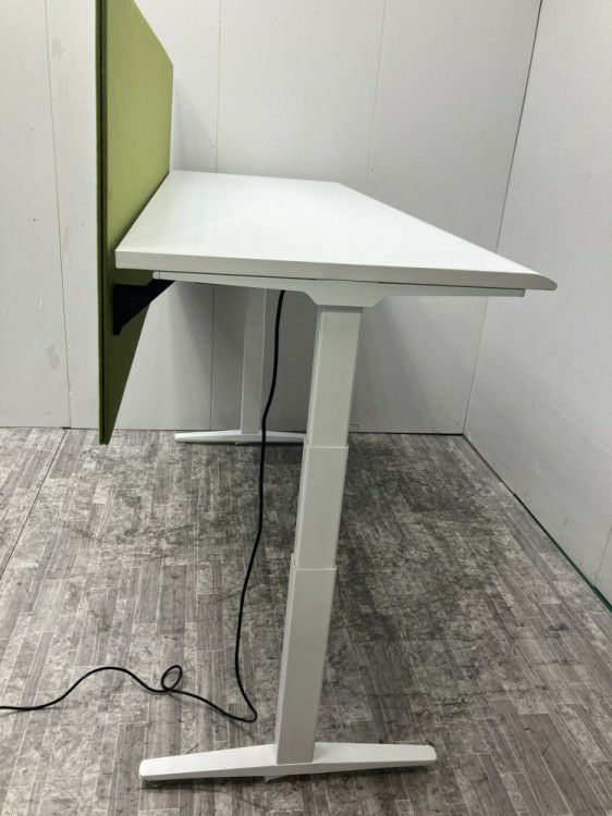 オカムラSwift(スイフト)シリーズ パネル付電動昇降式1750平デスク 商品画像5