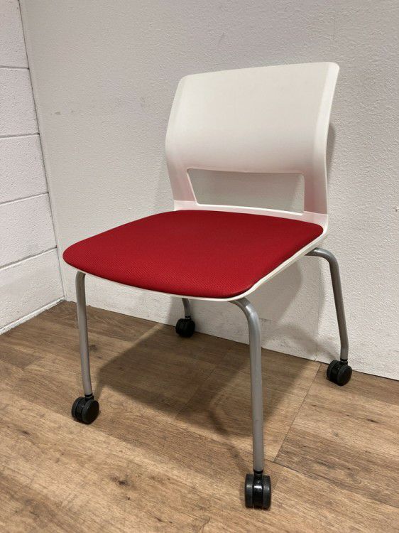 コクヨ160シリーズ スタッキングチェア 商品画像1