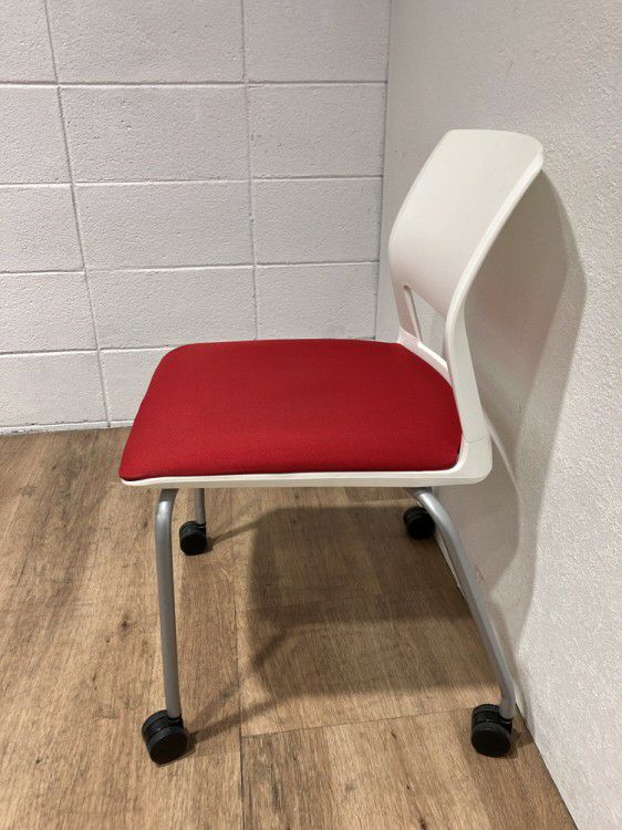 コクヨ160シリーズ スタッキングチェア 商品画像4