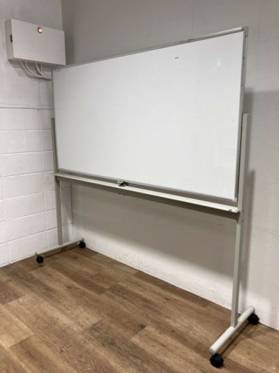 ウチダ（内田洋行）1800脚付ホワイトボード 商品画像1