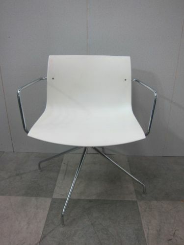 arper（アルペール）肘付きキャティファチェア 商品画像2