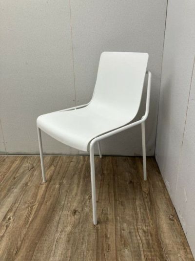 コクヨデイズオフィス オフセットフレームシリーズ スタッキングチェア 商品画像1