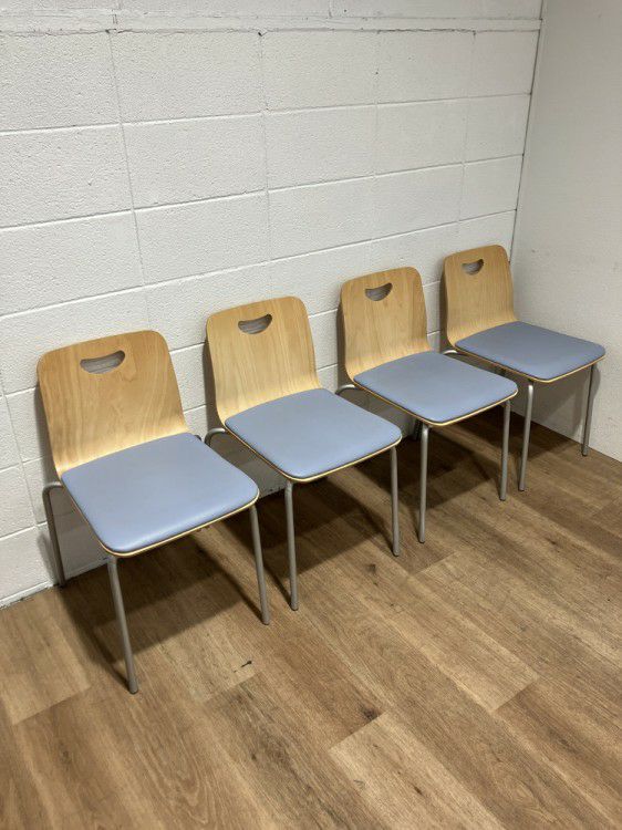 コクヨビスキオシリーズ スタッキングチェア4脚セット 商品画像1