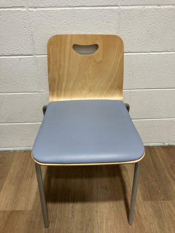 コクヨビスキオシリーズ スタッキングチェア4脚セット 商品画像2