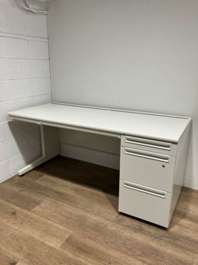 プラスUS-1Sシリーズ 1600片袖デスク 商品画像1