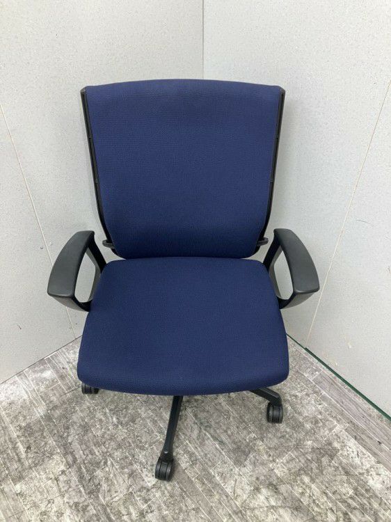 オカムラESCUDO(エスクード)チェア 固定肘付エスクードチェア 商品画像3