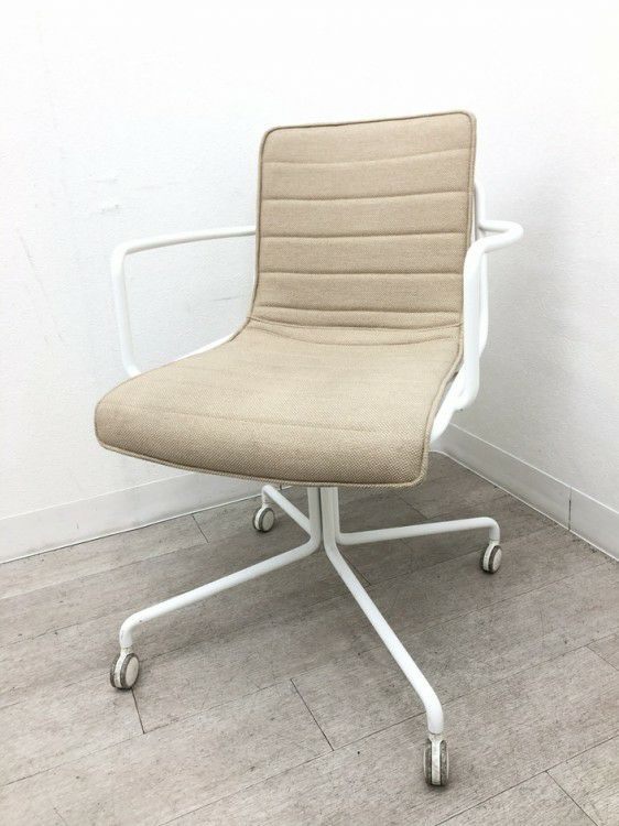 コクヨデイズオフィス オフセットフレームシリーズ ミーティングチェア 商品画像1