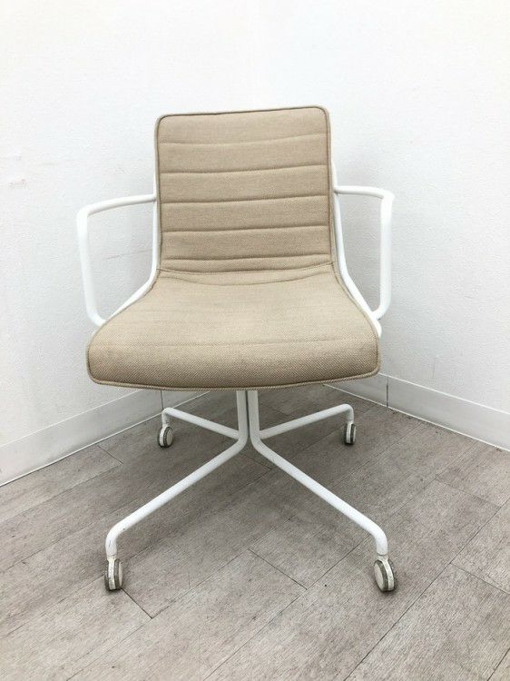 コクヨデイズオフィス オフセットフレームシリーズ ミーティングチェア 商品画像2