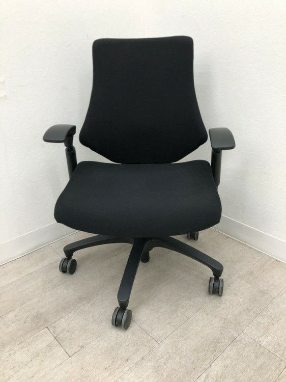 イトーキf(エフチェア)シリーズ 可動肘付エフチェア 商品画像2