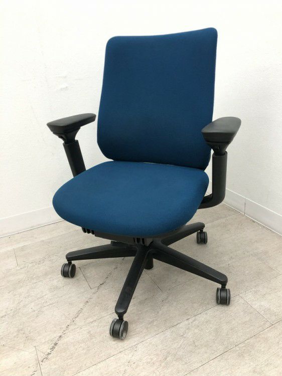 コクヨミトラチェア 可動肘付ミトラチェア 商品画像1