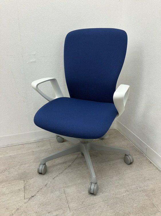 オカムラsulato(スラート)シリーズ 固定肘付スラートチェア 商品画像1