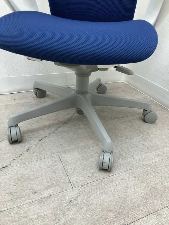 オカムラsulato(スラート)シリーズ 固定肘付スラートチェア 商品画像7