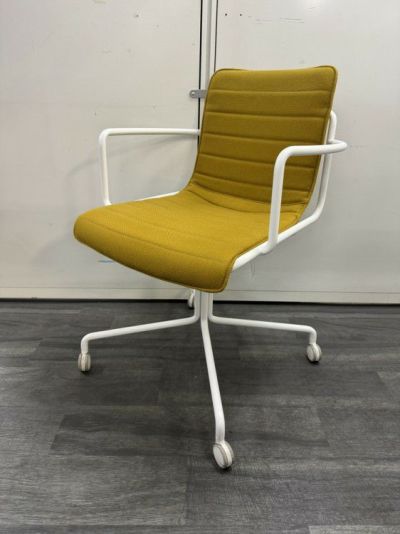 コクヨデイズオフィス オフセットフレームシリーズ ミーティングチェア 商品画像1