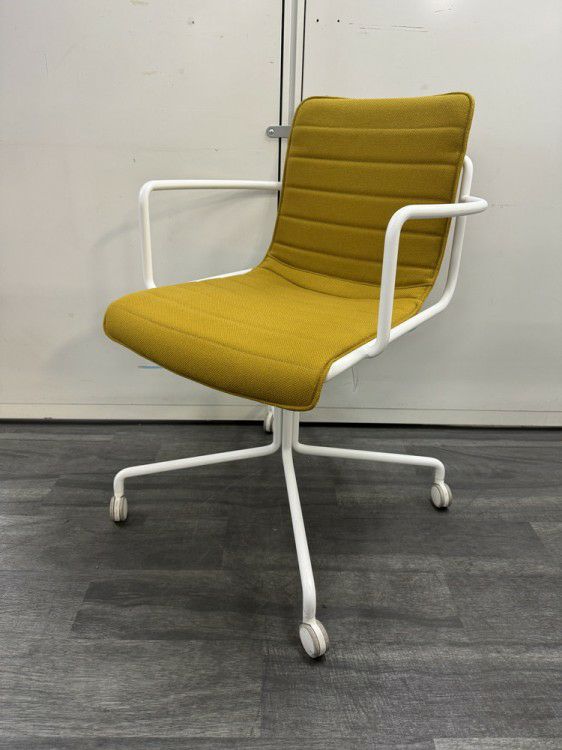 コクヨデイズオフィス オフセットフレームシリーズ ミーティングチェア 商品画像1