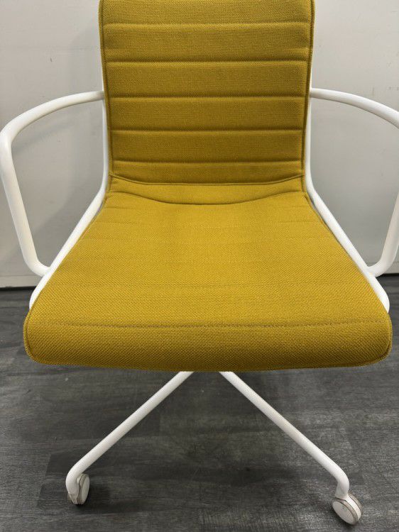 コクヨデイズオフィス オフセットフレームシリーズ ミーティングチェア 商品画像4