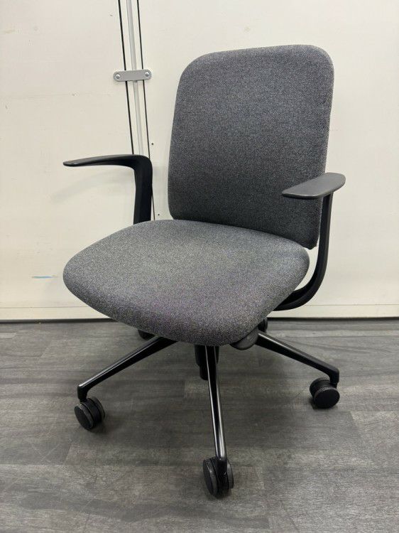 オカムラ 可動肘付エスクードチェア C494GR | 無限堂ネットショップ