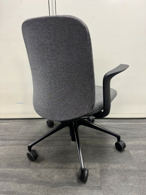 オカムラ固定肘付ライブスエントリーチェア 商品画像2