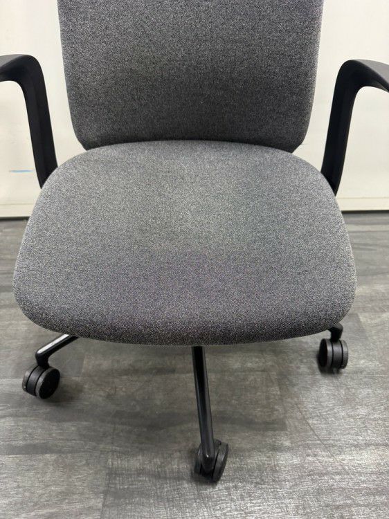 オカムラ固定肘付ライブスエントリーチェア 商品画像4