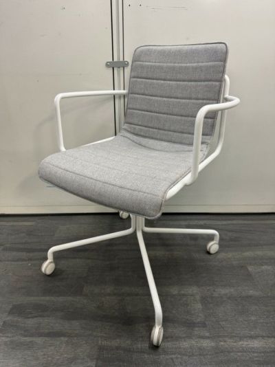 コクヨデイズオフィス オフセットフレームシリーズ ミーティングチェア 商品画像1