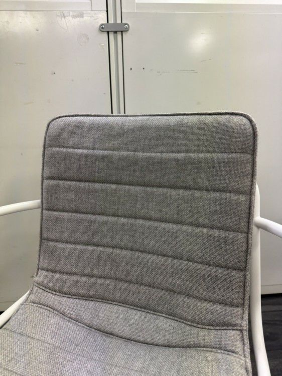 コクヨデイズオフィス オフセットフレームシリーズ ミーティングチェア 商品画像3