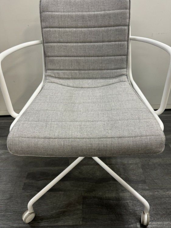 コクヨデイズオフィス オフセットフレームシリーズ ミーティングチェア 商品画像4