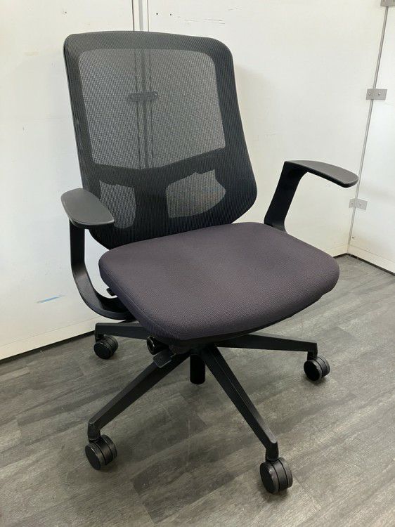 ナイキ固定肘付セリフトチェア 商品画像1