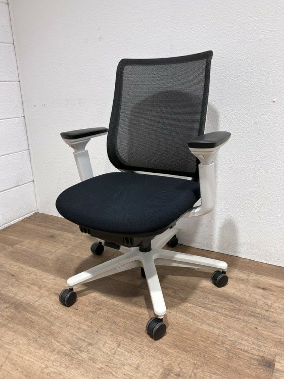 コクヨミトラチェア 肘付ミトラチェア 商品画像1