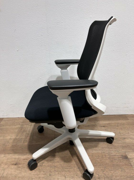 コクヨミトラチェア 肘付ミトラチェア 商品画像2