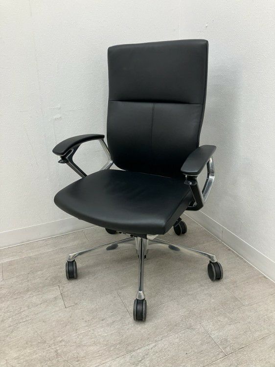 オカムラDuke(デューク)シリーズ 固定肘付デュークチェア 商品画像1