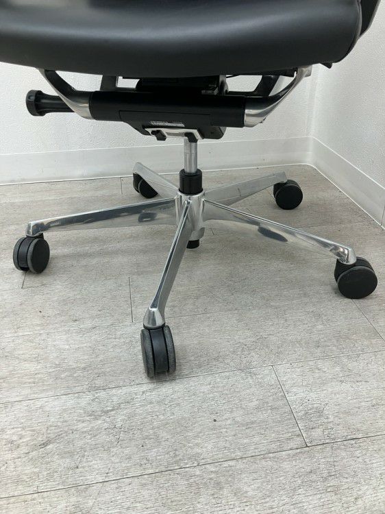 オカムラDuke(デューク)シリーズ 固定肘付デュークチェア 商品画像15