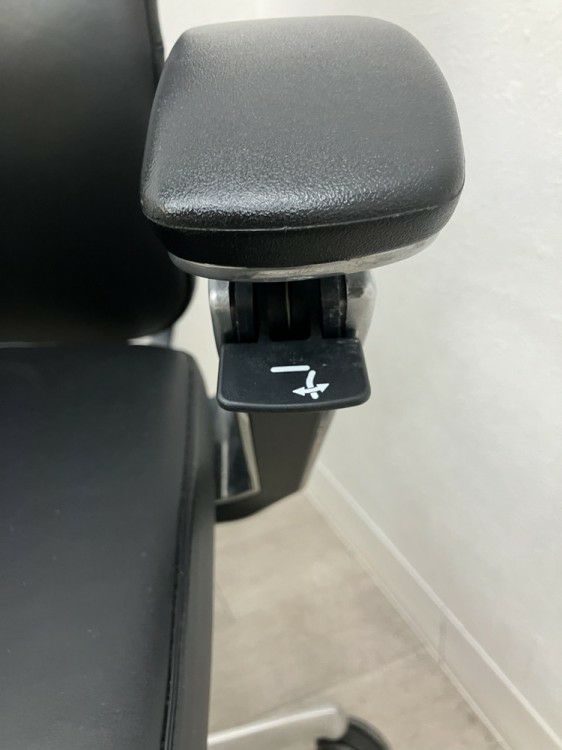 オカムラDuke(デューク)シリーズ 固定肘付デュークチェア 商品画像17