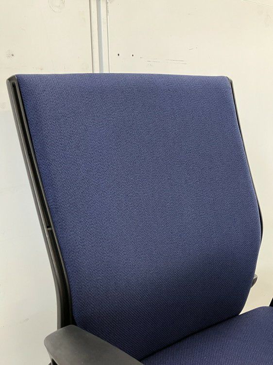 オカムラESCUDO(エスクード)チェア 固定肘付エスクードチェア 商品画像3