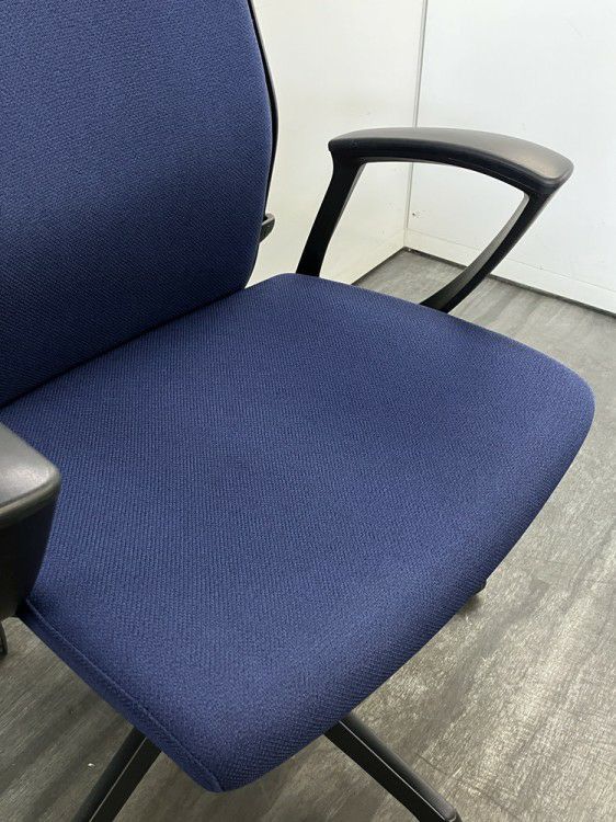 オカムラESCUDO(エスクード)チェア 固定肘付エスクードチェア 商品画像4