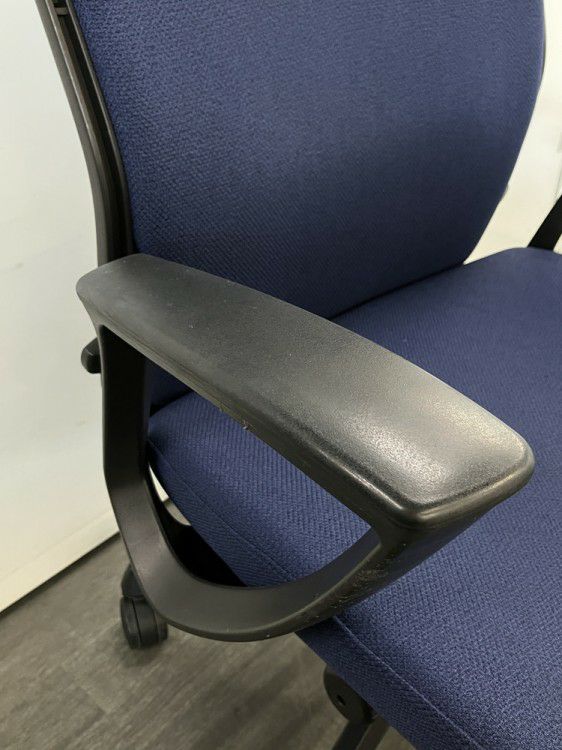 オカムラESCUDO(エスクード)チェア 固定肘付エスクードチェア 商品画像5