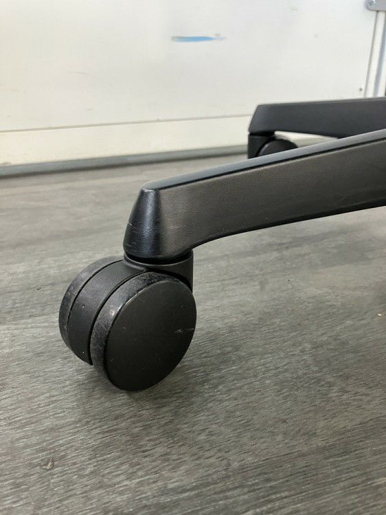 オカムラESCUDO(エスクード)チェア 固定肘付エスクードチェア 商品画像10