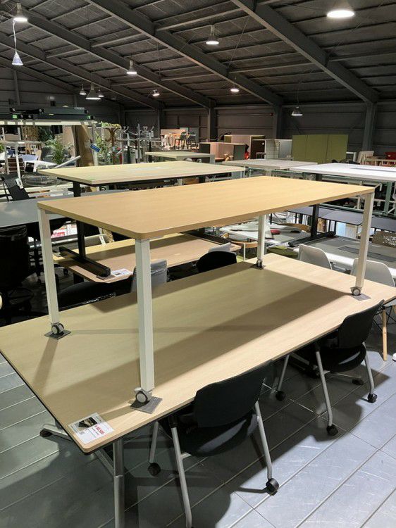 オカムラAption Free(アプションフリー)シリーズ 2100ミーティングテーブル 商品画像1